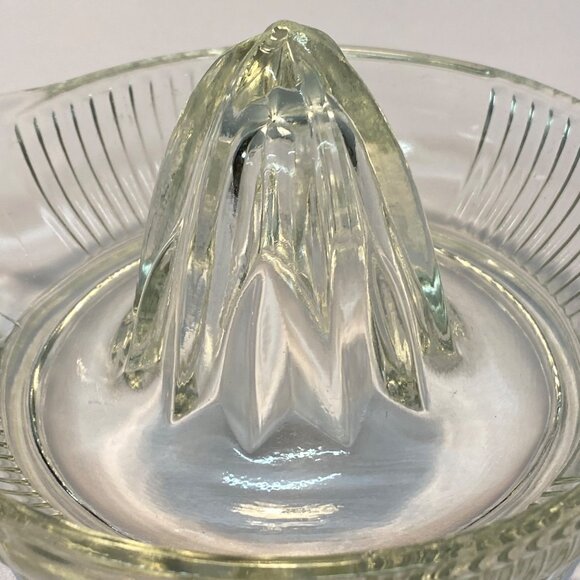 Vintage Federal Clear Glass Citrus Juicer Reamer Loop Handle Spout Farmhouse - Picture 3 of 12